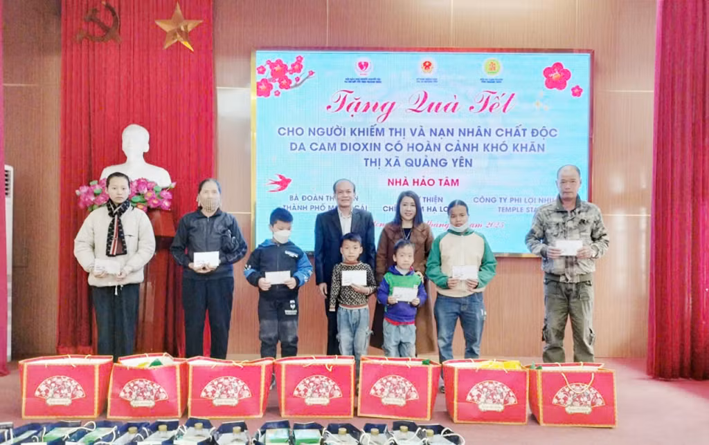 Hội Bảo trợ NKT-TMC tỉnh và nhà hảo tâm trao tặng quà Tết cho học sinh mồ côi có hoàn cảnh khó khăn trên địa bàn TX Quảng Yên.