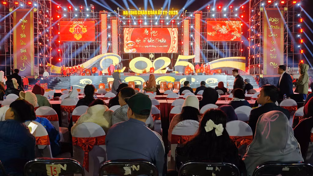 Chương trình nghệ thuật tại TP Hạ Long là hoạt động hấp dẫn, đem lại không khí vui tươi, phấn khởi cho năm mới Ất Tỵ.