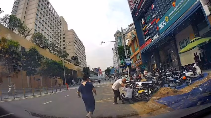 Người đàn ông cầm dao, đánh một người đi đường được camera hành trình ghi lại. Ảnh cắt từ clip