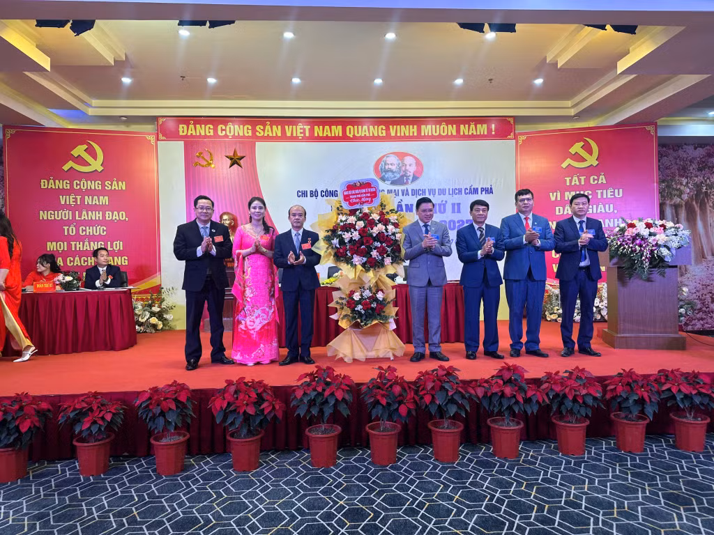 Lãnh đạo TP Cẩm Phả tặng hoa chúc mừng thành công Đại hội Chi bộ Công ty CP Thương mại và dịch vụ du lịch Cẩm Phả.