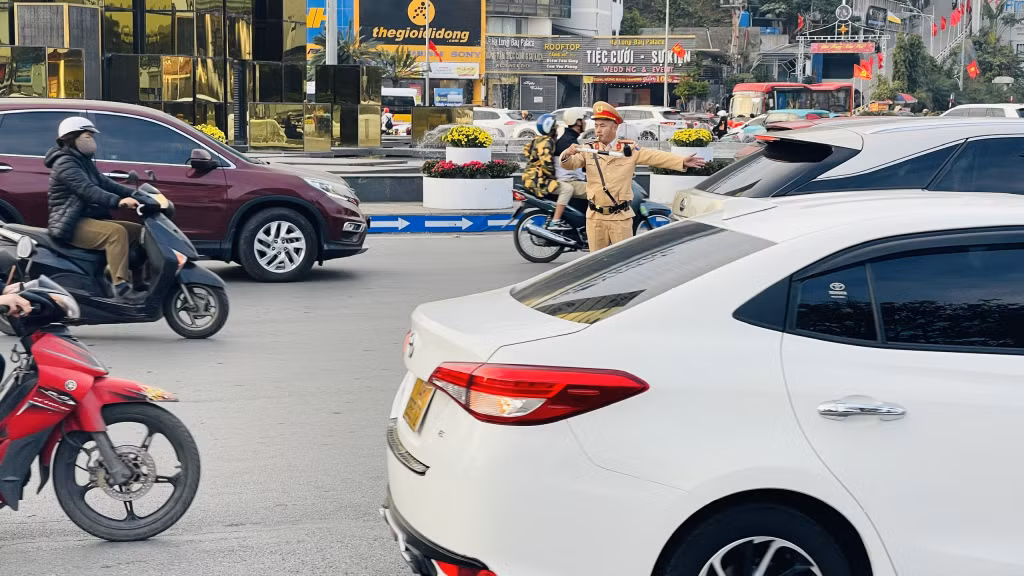 Lực lượng Cảnh sát giao thông (Công an TP Hạ Long) phân luồng xe tại khu vực cột Đồng hồ (TP Hạ Long).