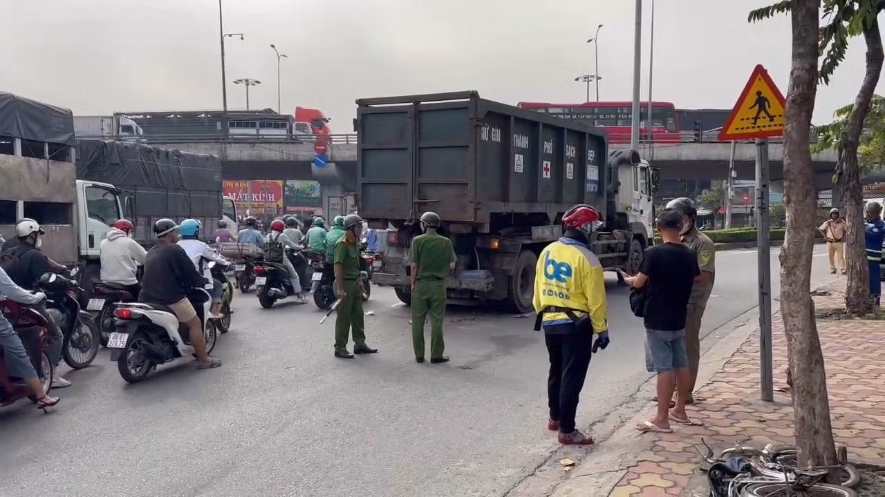 Công an Quận 12 có mặt xử lí hiện trường vụ va chạm giữa xe chở rác và xe đạp. Ảnh: Minh Tâm