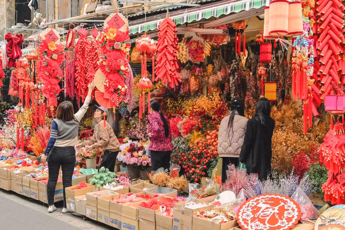 Không chỉ là nơi mua sắm, phố Hàng Mã còn mang đến không khí lễ hội, giúp người dân, du khách cảm nhận rõ nét hơn không khí Tết đang đến gần. Ảnh: Vương Lộc