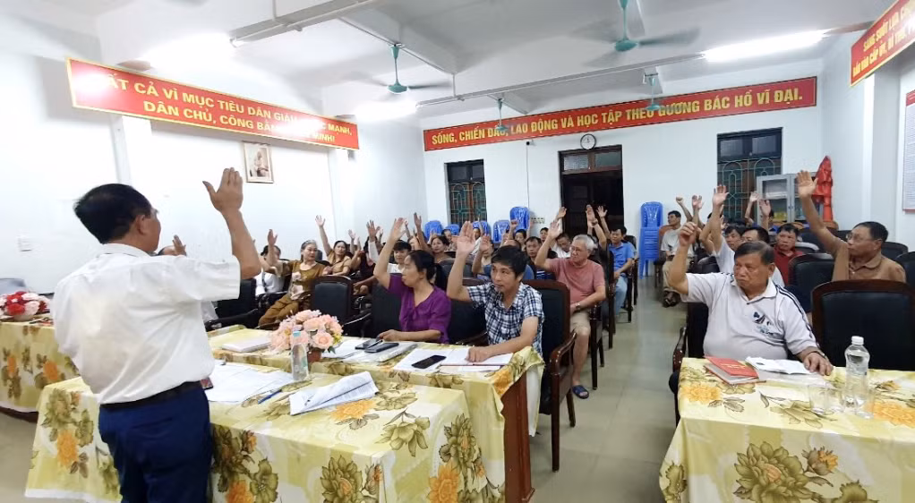 Các đảng viên Chi bộ khu Lý Thường Kiệt (thị trấn Quảng Hà, huyện Hải Hà) biểu quyết thông qua kết quả xây dựng mô hình “Chi bộ 4 tốt”.