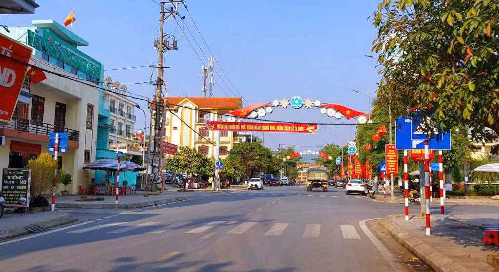 Khu vực trung tâm thị trấn Bình Liêu được trang hoàng rực rỡ, tươi đẹp đón chào năm mới.