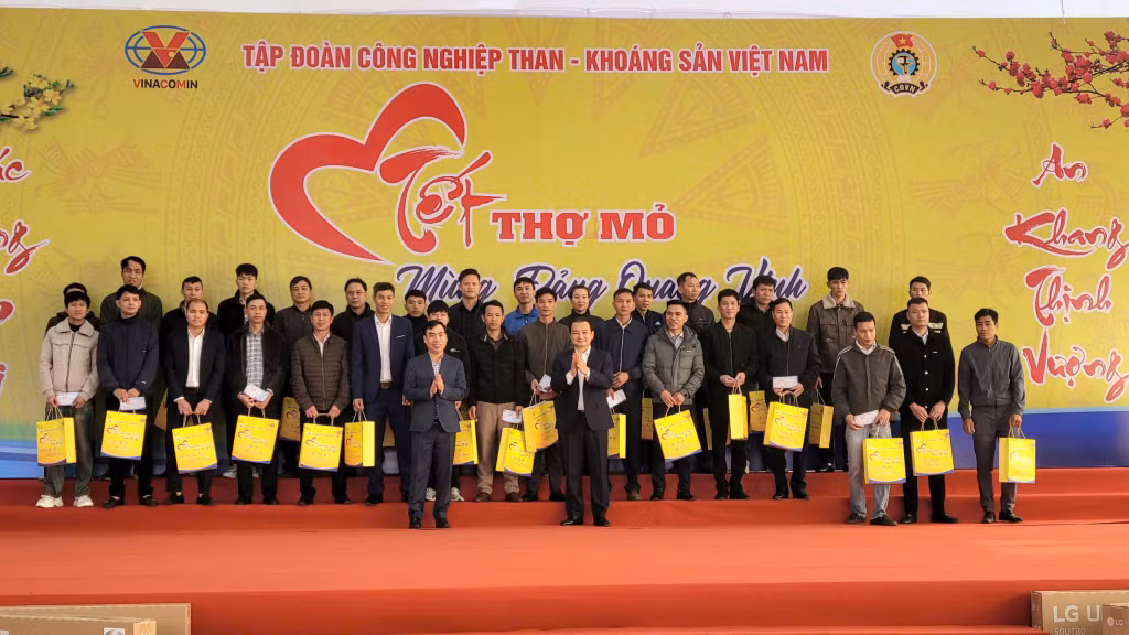 Tại chương trình, Tập đoàn TKV đã trực tiếp tặng quà cho 1.700 người lao động tham gia chương trình.