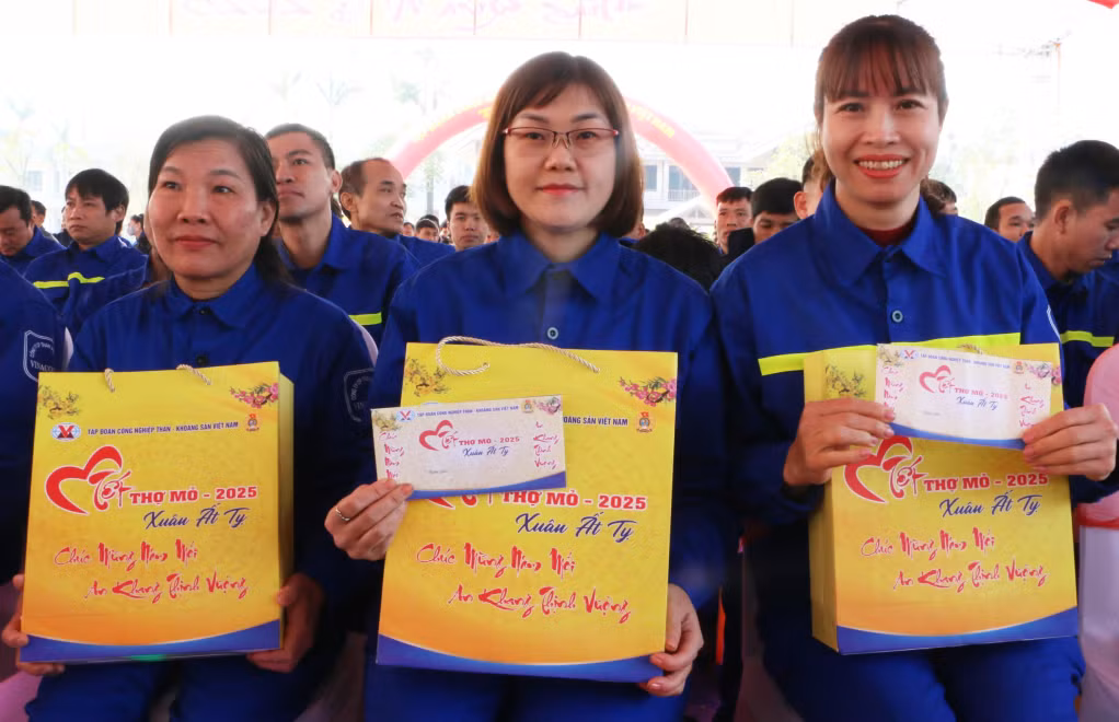 Nhiều công nhân ngành Than phấn khởi khi được nhận quà Tết từ chương trình “Tết thợ mỏ - Mừng Đảng quang vinh”.