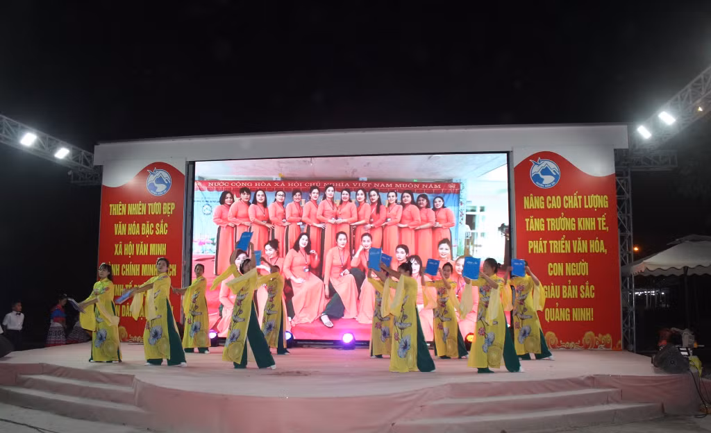 Được khởi động từ tháng 12/2023, Phố ẩm thực đêm thị trấn Đầm Hà góp phần quảng bá ẩm thực đường phố, đặc sản địa phương, vừa là nơi diễn ra các hoạt động văn hóa, văn nghệ vui tươi, lành mạnh.