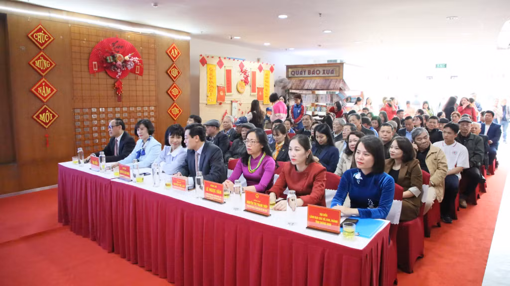 Các vị đại biểu, đông đảo người làm báo trên địa bàn tỉnh và người xem dự lễ khai mạc Hội sách, báo Xuân Ất Tỵ 2025.