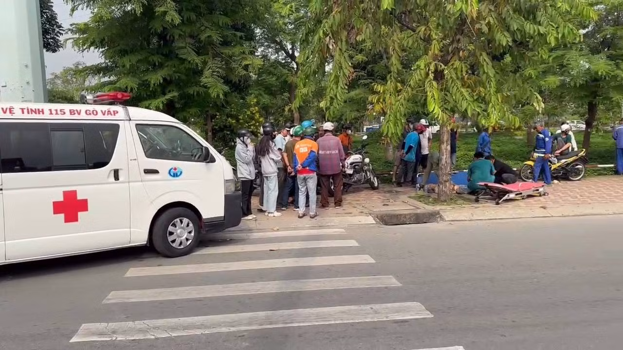 Đội cấp cứu có mặt hiện trường để hỗ trợ cho cụ ông bị tai nạn sau va chạm với xe chở rác. Ảnh: Minh Tâm