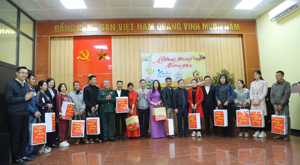 Các đồng chí lãnh đạo tỉnh tặng quà, chúc Tết quân dân đảo Trần.