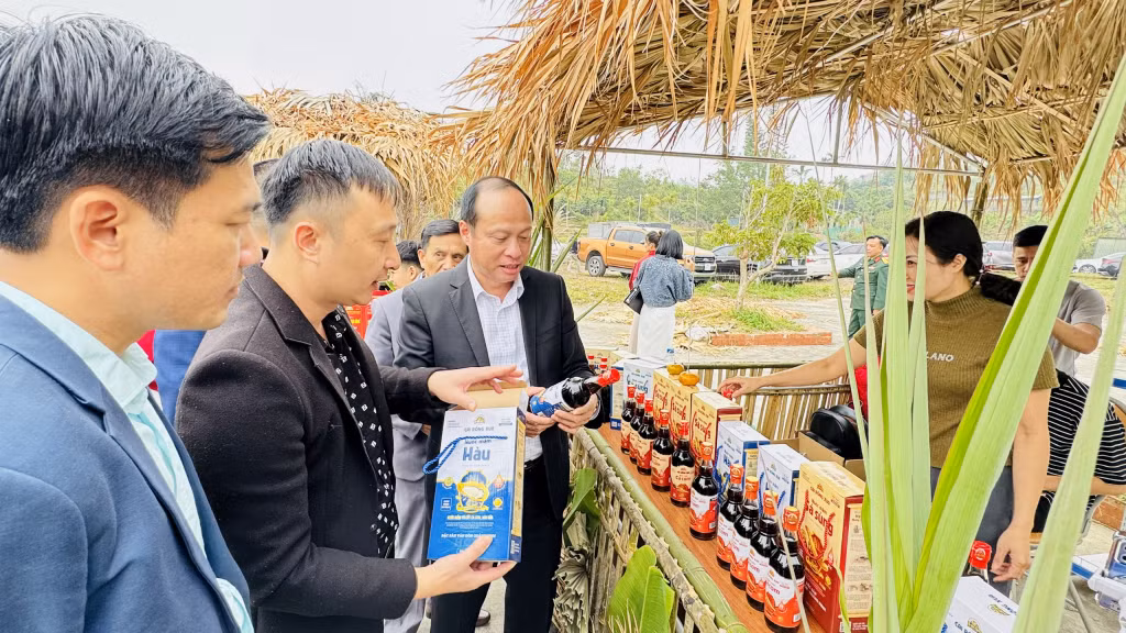 Sản phẩm nước mắm sá sùng của Công ty CP Nước mắm Cái Rồng HCM.