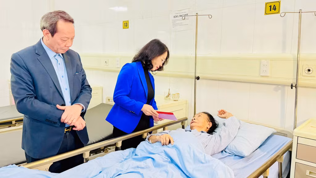 Đồng chí Trịnh Thị Minh Thanh, Phó Bí thư Thường trực Tỉnh uỷ, Chủ tịch HĐND tỉnh, tặng quà, chúc Tết bệnh nhân đang được điều trị tại Bệnh viện Đa khoa Cẩm Phả.