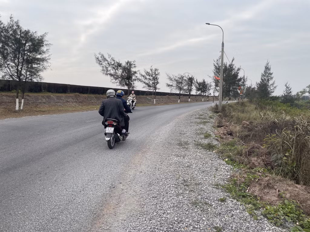 Tuyến đường trục chính của xã Vạn Ninh (TP Móng Cái) từ thôn Cầu Voi đến ngã ba cầu số 4 (thôn Bắc) tại vòng cua đoạn chùa Lũi trước đây bị khuất tầm nhìn, nay được phát quang cây bên đường, mở rộng và rải cấp phối.