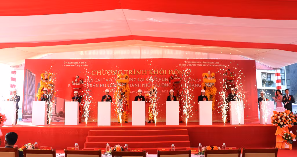 Các đại biểu nhấn nút khởi động Dự án cải tạo, xây dựng lại khu chung cư cũ lô 6,7,8 phường Trần Hưng Đạo, TP Hạ Long.