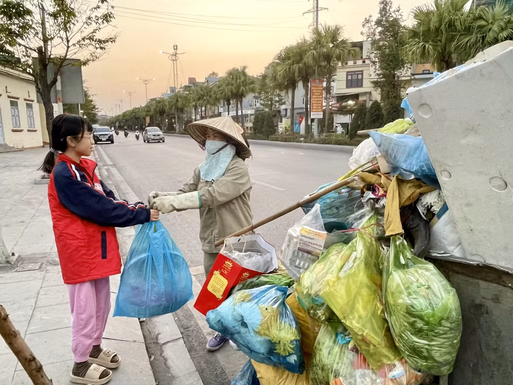 Mỗi người dân nâng cao trách nhiệm trong công tác giữ vệ sinh môi trường.