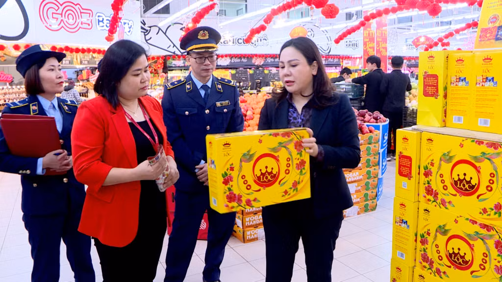 Lãnh đạo Sở Công Thương kiểm tra hàng hóa tại Siêu thị Go! Hạ Long.