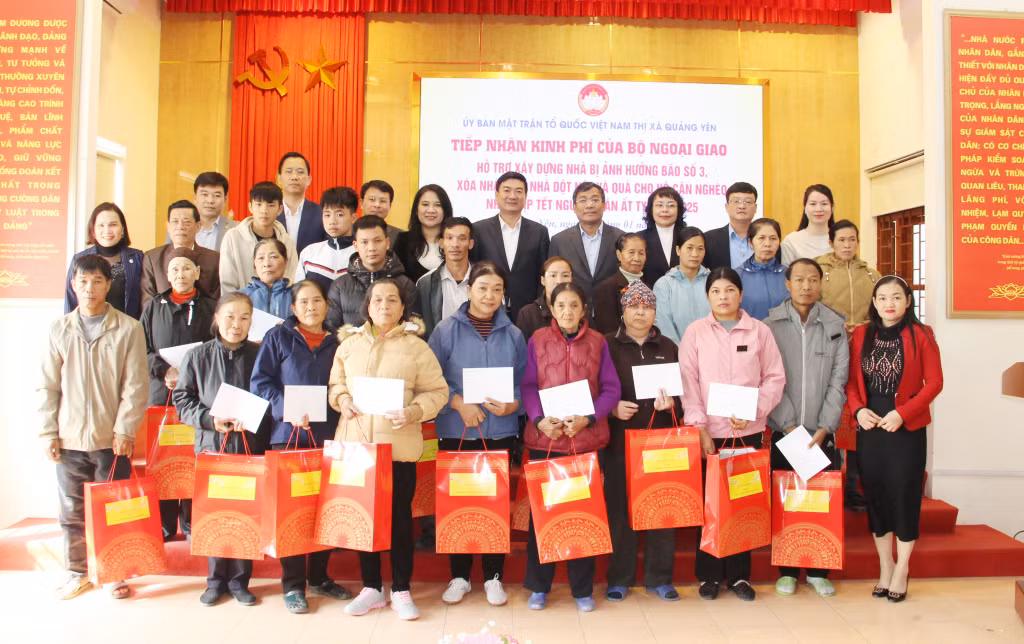 Đoàn công tác của Bộ Ngoại giao đã trao tặng 24 suất quà cho 24 hộ cận nghèo trên địa bàn thị xã Quảng Yên.