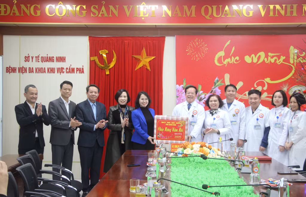 Đồng chí Trịnh Thị Minh Thanh, Phó Bí thư Thường trực Tỉnh uỷ, Chủ tịch HĐND tỉnh, tặng quà, chúc Tết cán bộ, y bác sĩ Bệnh viện Đa khoa Khu vực Cẩm Phả.