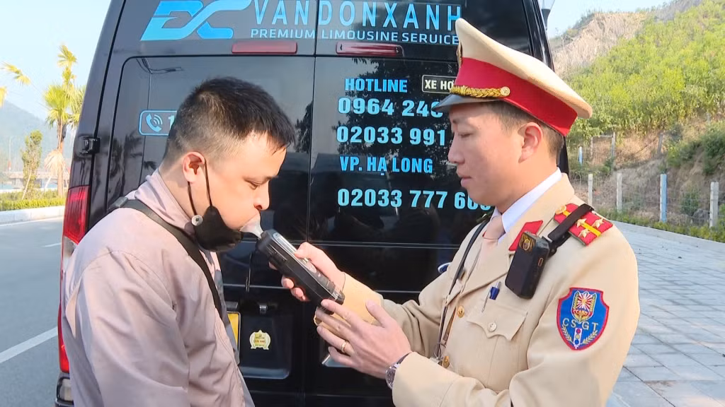 Công an huyện Vân Đồn kiểm tra nồng độ cồn đối với lái xe tham gia giao thông trên địa bàn.