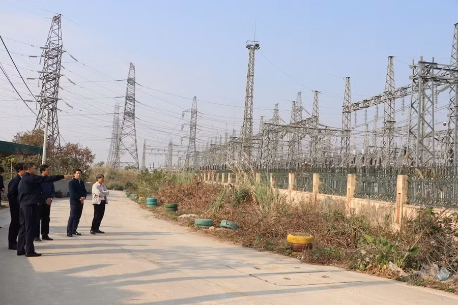 Đầu tháng 1/2025, lãnh đạo Tổng Công ty Điện lực miền Bắc sau khi kiểm tra hiện trường đã quyết định giao Công ty Điện lực Quảng Ninh chủ trì triển khai dự án.