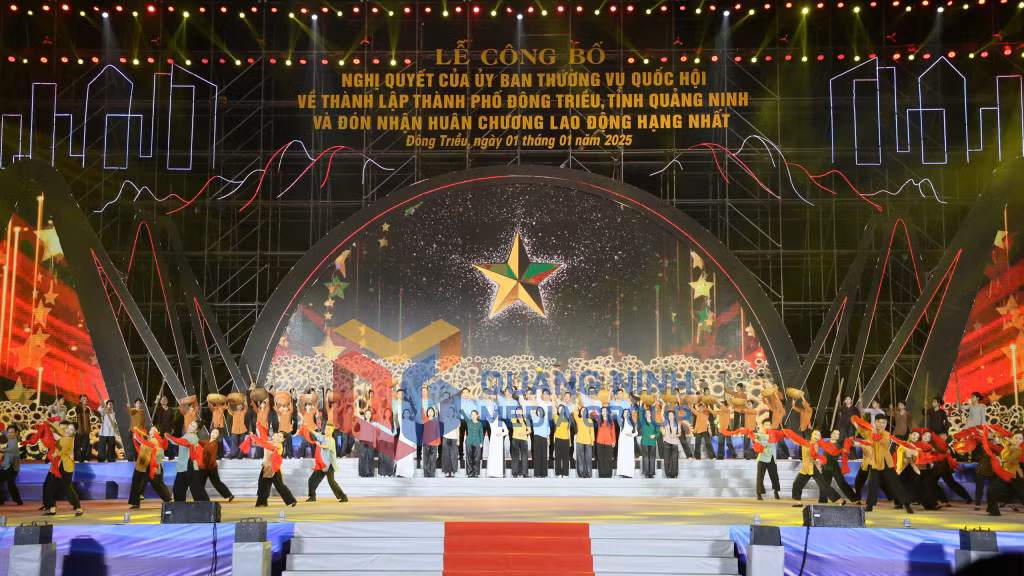 Chương trình nghệ thuật đặc biệt chào mừng Lễ công bố Nghị quyết của Ủy ban Thường vụ Quốc hội về thành lập thành phố Đông Triều và đón nhận Huân chương Lao động hạng Nhất (1-2025). Ảnh: Minh Hà