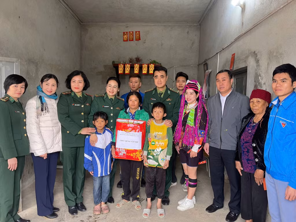 Đoàn Thanh niên, Hội Phụ nữ BĐBP tỉnh trao quà Tết cho 
