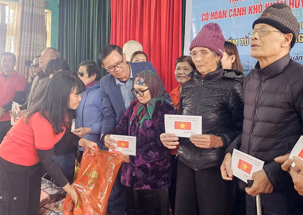 Hội Bảo trợ NKT-TMC tỉnh cùng Nhóm Từ thiện Quảng Ninh thân yêu tặng quà Tết cho hội viên Hội Người mù huyện Hải Hà. Ảnh: Dương Trường