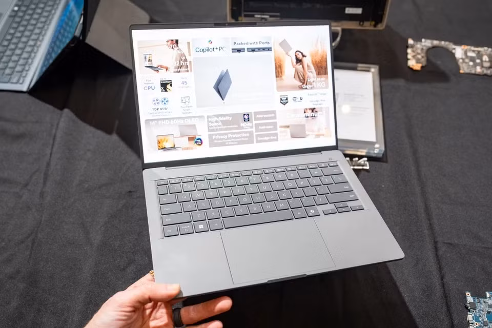 Đối thủ mới của MacBook Air. Asus Zenbook A14 ra mắt nhằm cạnh tranh MacBook Air. Laptop có khung hợp kim magie, nặng 0,99 kg, thời lượng pin tối đa 32 tiếng, được xem là laptop Copilot+ PC nhẹ nhất. Với giá 1.100 USD, Zenbook A14 sở hữu màn hình OLED 14 inch Full HD, chip xử lý Snapdragon X, RAM 32 GB và SSD 1 TB. Máy có dung lượng pin 70 Wh, cao hơn MacBook Air (52,6 Wh), cổng kết nối đa dạng hơn với 2 cổng USB4 Type-C, USB-A 3.2 Gen 2, HDMI 2.1 và cổng tai nghe 3,5 mm. Ảnh: The Verge.