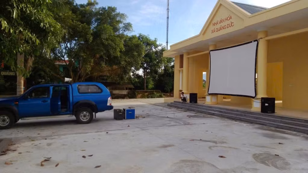 Chuẩn bị lắp đặt thiết bị cho buổi chiếu bóng tại xã Quảng Đức, huyện Hải Hà.