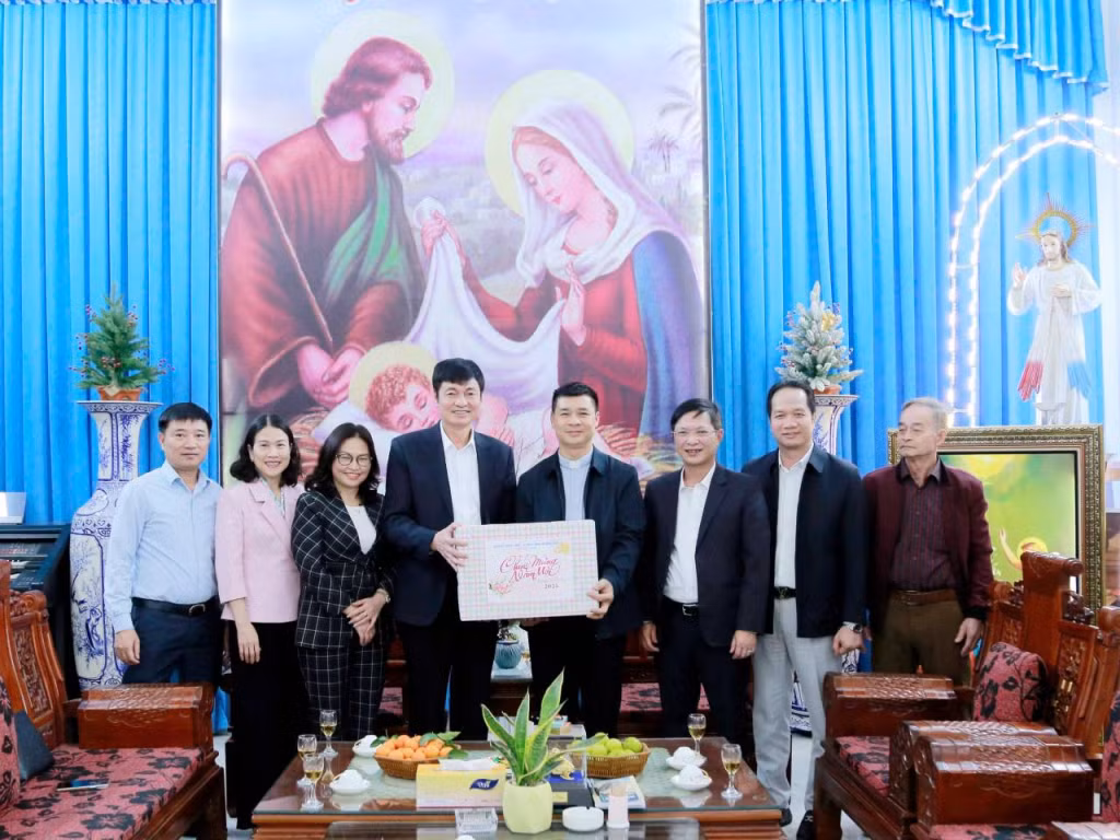 Lãnh đạo TP Đông Triều thăm, tặng quà Tết gia đình chính sách.