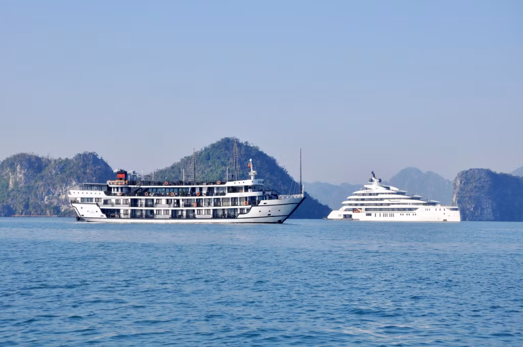 Tàu du lịch đưa du khách tham quan trên Vịnh Hạ Long.