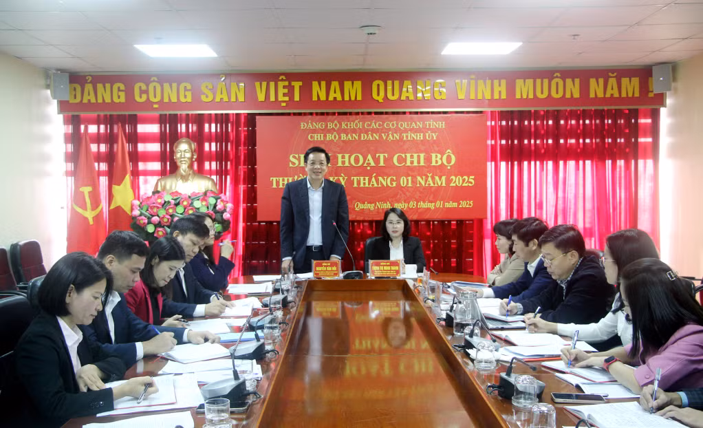 Đồng chí Nguyễn Văn Hồi, Ủy viên BTV Tỉnh ủy, Trưởng Ban Dân vận Tỉnh ủy, Chủ tịch Ủy ban MTTQ tỉnh, Bí thư Chi bộ Ban Dân vận Tỉnh ủy, phát biểu tại buổi sinh hoạt.