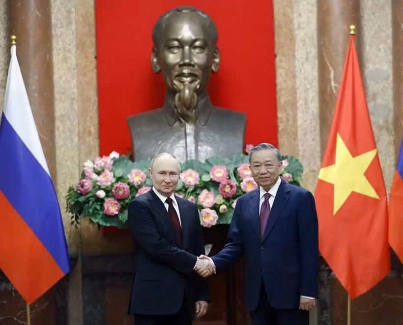 Tổng Bí thư Tô Lâm và Tổng thống Liên bang Nga Vladimir Putin chụp ảnh chung. (Ảnh: Nhan Sáng/TTXVN)