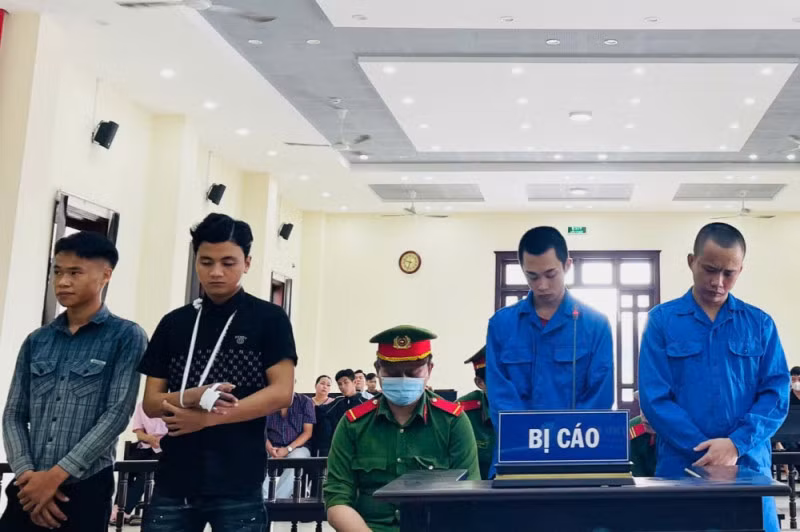 Các bị cáo tại phiên sơ thẩm.