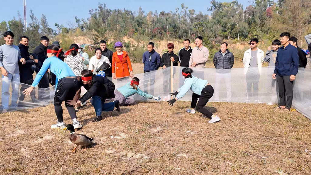 Sau 23 tháng Chạp 2024, người dân xã Đồng Tiến, huyện Cô Tô đã nghỉ ngơi đón Tết Nguyên đán Ất Tỵ, phấn khởi tham gia trò chơi bịt mắt bắt vịt tổ chức tại địa phương...