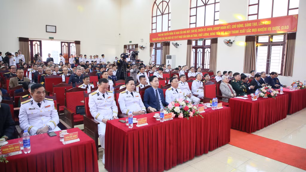 Đại diện lãnh đạo Bộ Tư lệnh Quân chủng Hải quân, Cục Hậu cần-Kỹ thuật Hải quân, các đơn vị lực lượng vũ trang, TP Cẩm Phả và các vị đại biểu dự lễ kỷ niệm.