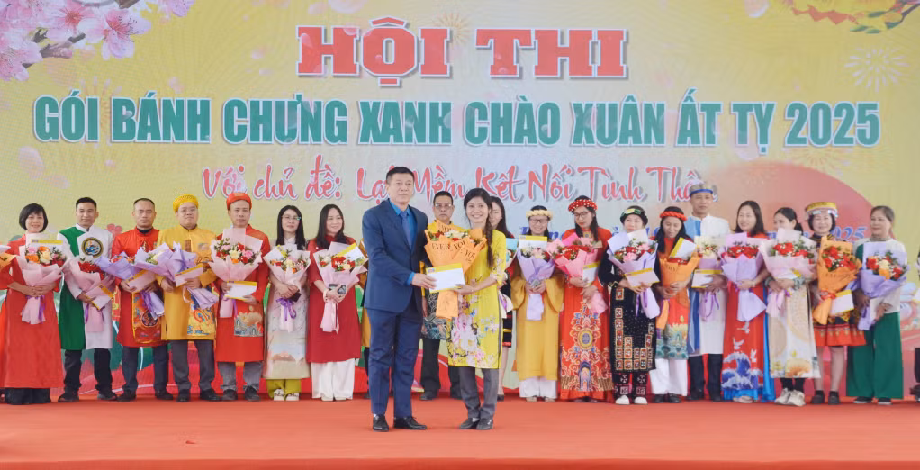 Lãnh đạo Công ty trao giải nhất cho đại diện đội thi Công trường Chế biến than.