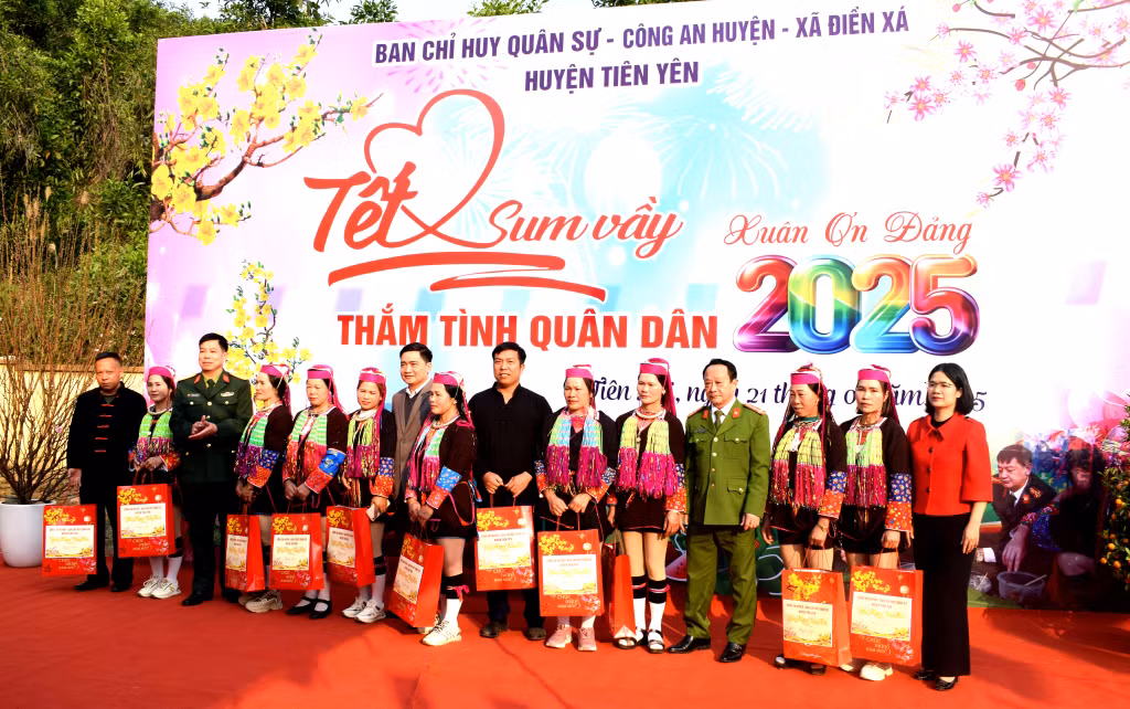 Chương trình đã tặng nhiều phần quà tết cho người có hoàn cảnh khó khăn, thanh niên chuẩn bị lên đường nhập ngũ ở các thôn Khe Giao (Điền Xá) và Pạc Sủi (Yên Than)