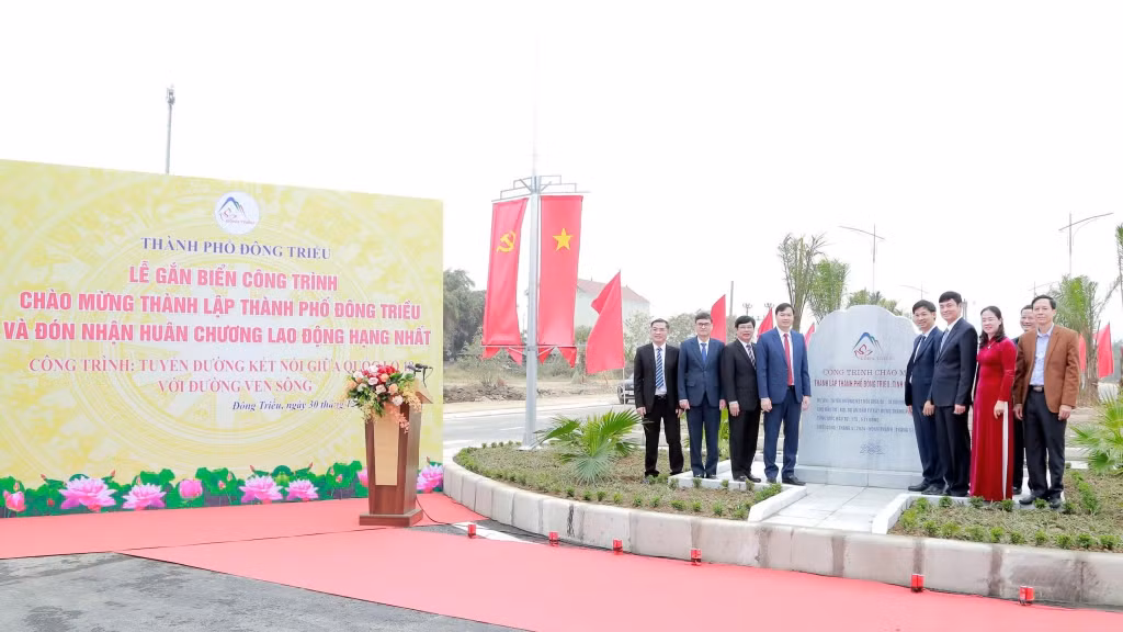 Lễ gắn biển Dự án đường nối QL18 với đường ven sông.