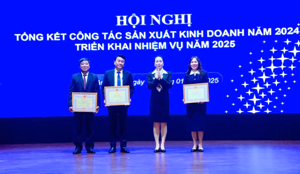 Lãnh đạo Tổng Công ty Điện lực miền Bắc trao Bằng khen của Tập đoàn Điện lực Việt Nam cho các tập thể có thành tích xuất sắc trong công tác năm 2024.