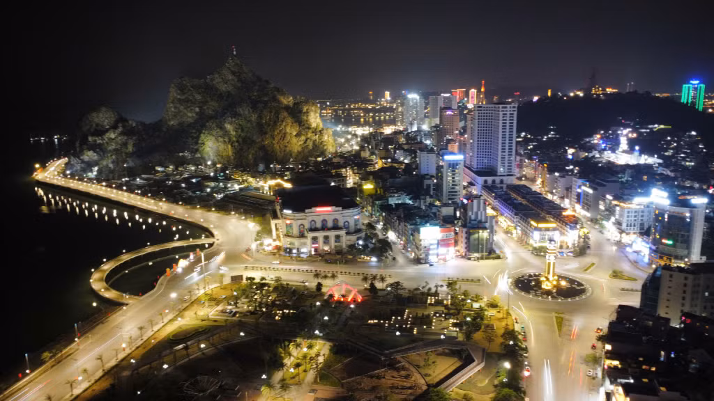 Trong thời khắc chuẩn bị chuyển giao giữa năm cũ Giáp Thìn với năm mới Ất Tỵ, đường phố TP Hạ Long rực rỡ trong ánh đèn đầy màu sắc, hứa hẹn một năm mới phát triển.