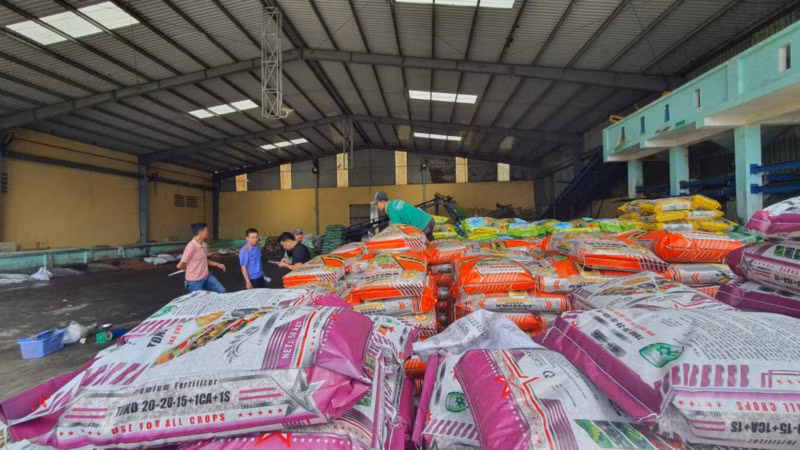 Hàng nghìn tấn phân bón giả được phát hiện trong kho của 2 công ty.