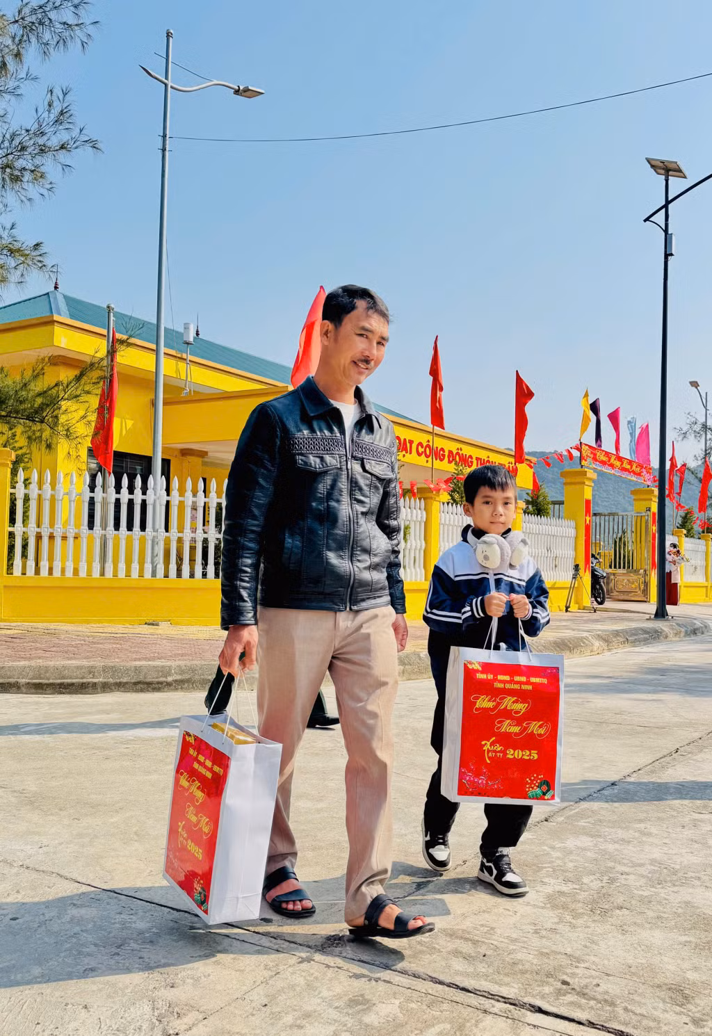 Gia đình anh Phạm Văn Lý (thôn Trần, xã Thanh Lân) vui mừng, phấn khởi khi nhận được phần quà chúc Tết từ Tỉnh ủy - HĐND - UBND - Ủy ban MTTQ tỉnh Quảng Ninh. 
