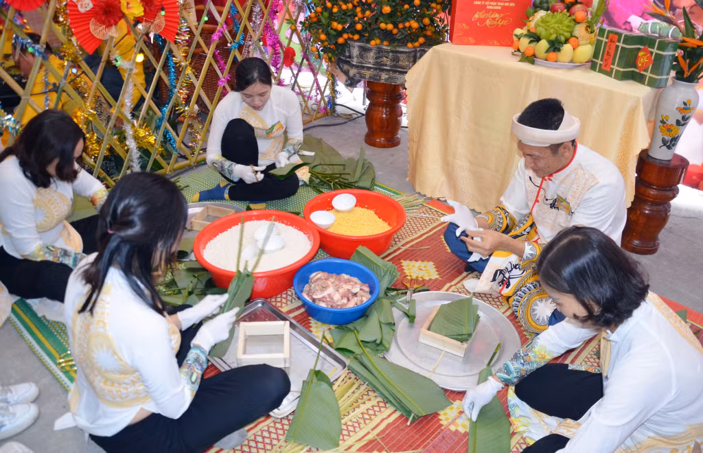 Mỗi đội thi có 5 người, thời gian 1h gói 25 chiếc bánh chưng vuông vắn, buộc chặt, thẩm mỹ…