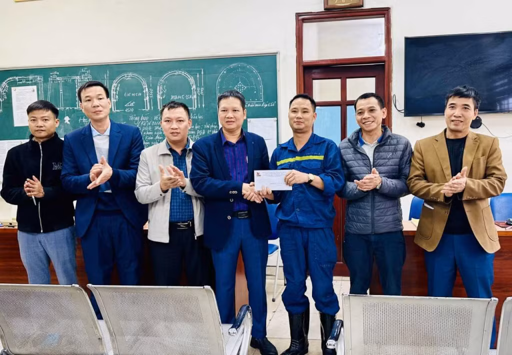 Lãnh đạo Công ty Than Khe Chàm động viên các phòng ban chuyên môn đạt thành tích cao trong ngày sản xuất đầu tiên của năm mới 2025.