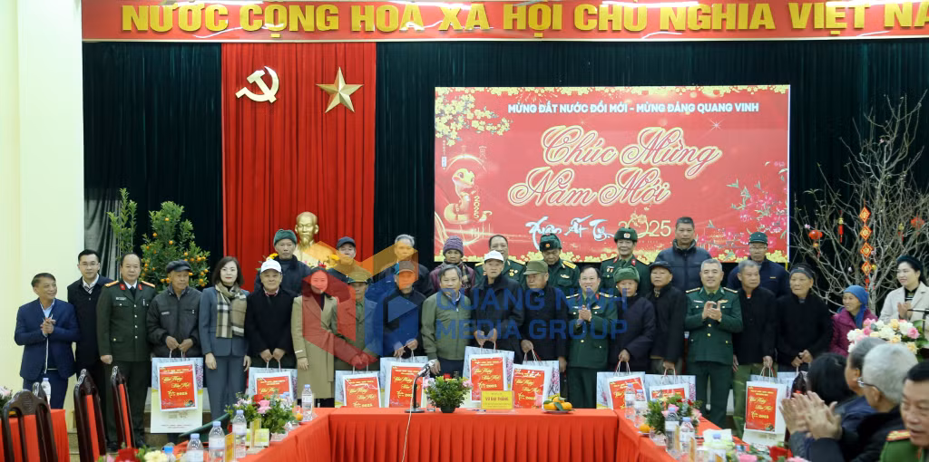 Đồng chí Bí thư Tỉnh ủy và đoàn công tác tặng quà cho các gia đình chính sách trên địa bàn huyện Bình Liêu.