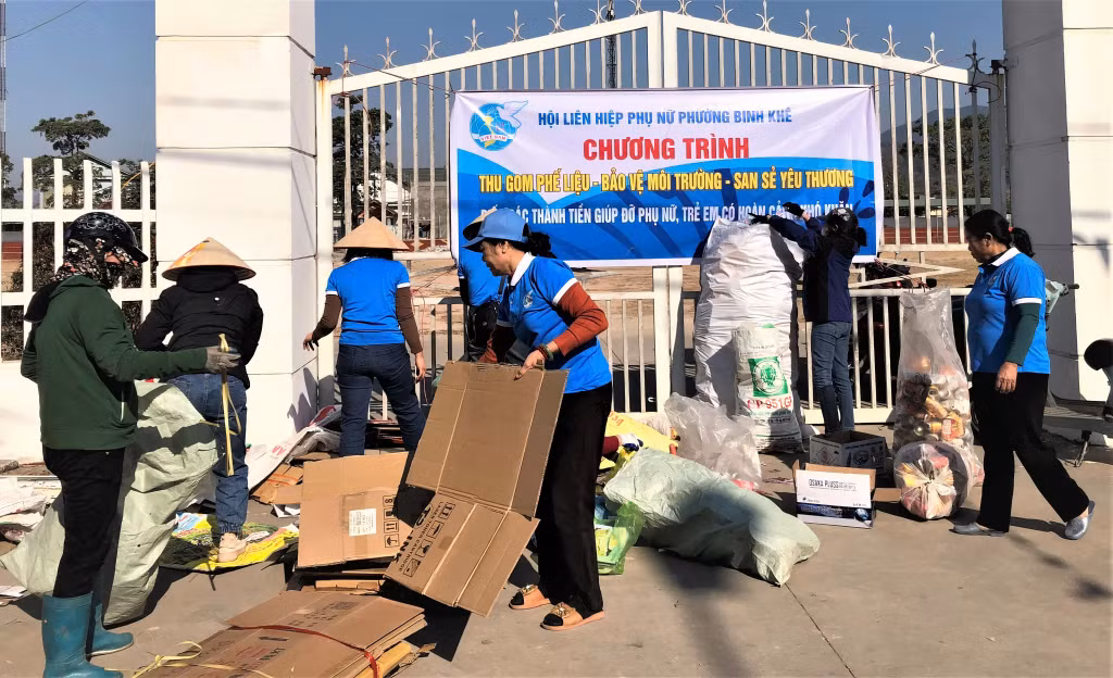 Phụ nữ phường Bình Khê (TP Đông Triều) thu gom rác thải nhựa