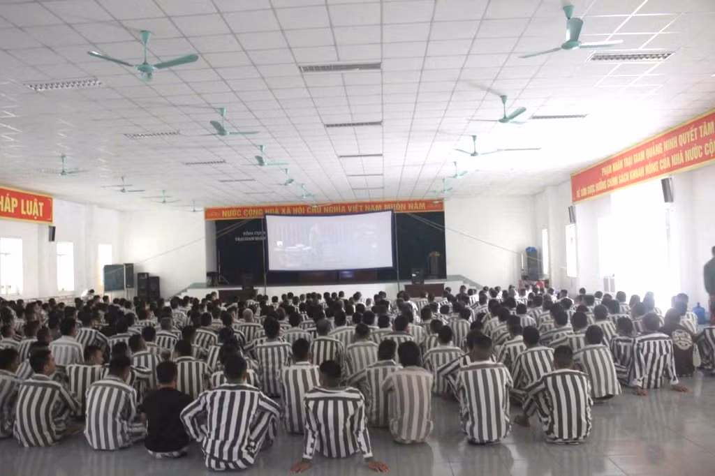 Một buổi chiếu bóng lưu động tại trại giam Quảng Ninh.