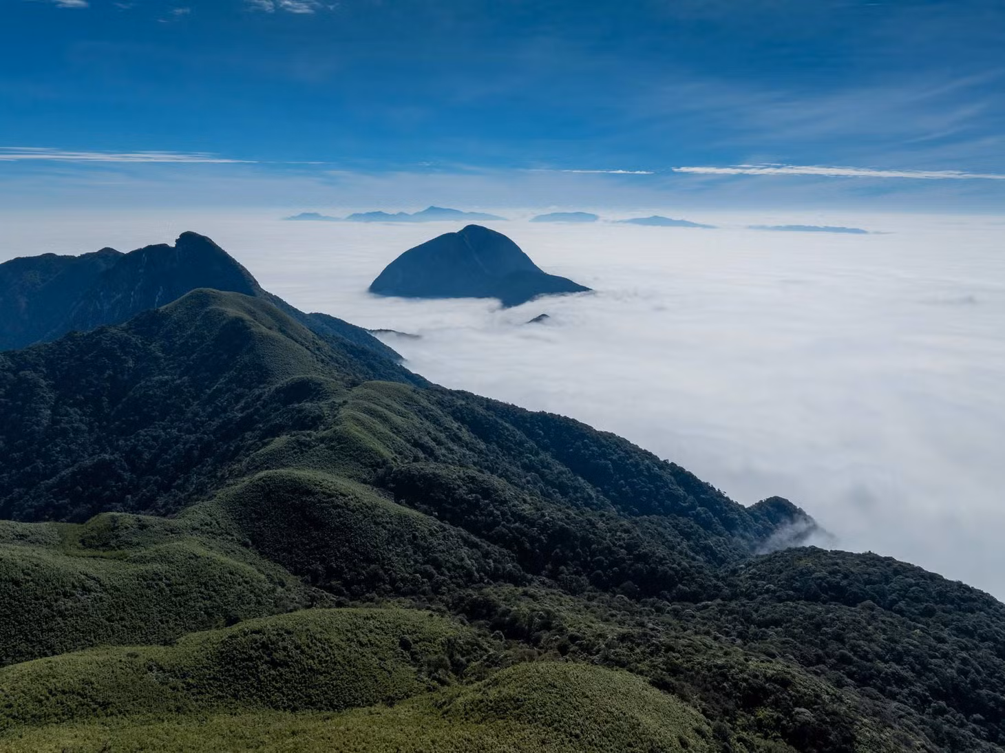Ngược lại, du khách nên hạn chế đi vào mùa mưa từ tháng 5 đến tháng 9. Khi đó, các vách đá rất trơn trượt, dễ xảy ra lũ quét tại các dòng suố, thác. Ảnh: Van Ngo